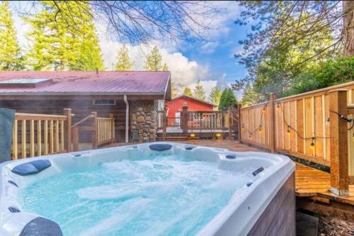 Gold Bar Casa | Little Bear's Bungalow; Log Cabin w/Mountain views
