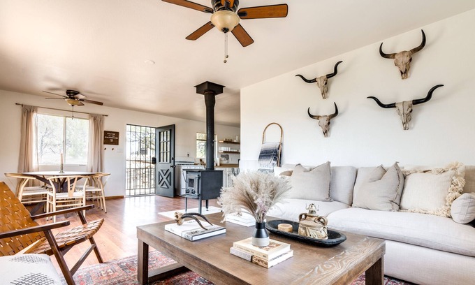 Sierra Vista Casa | Little Black Cabin in the Woods