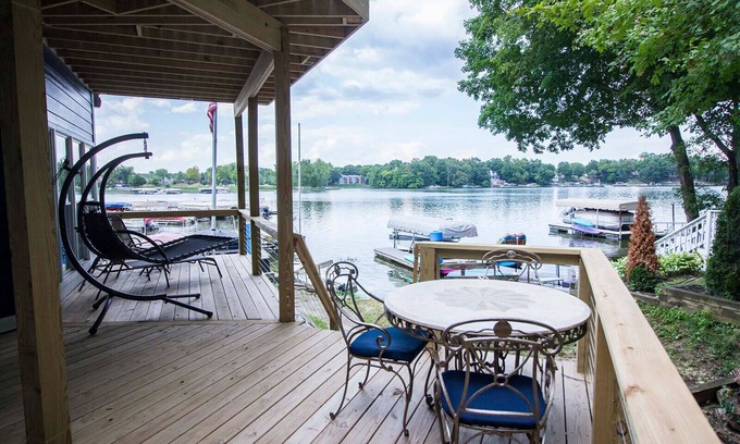 Noblesville Casa | Family Lakehouse- sleeps 20, FREE boat slip, hot tub