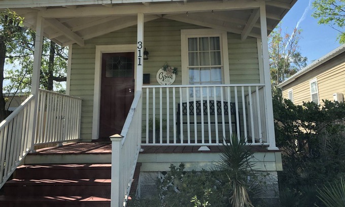 Old East Hill Casa | Little Green House- Downtown Cozy-Cottage Snowbirds Welcome!