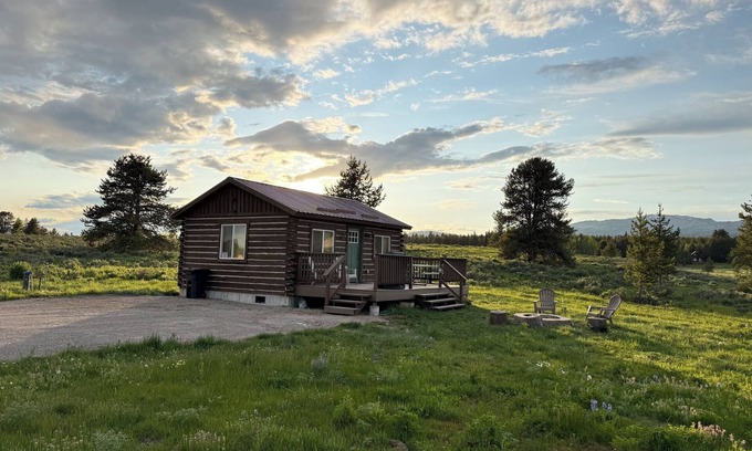 Island Park Cabina | PRAIRIE CABIN🐕PET FRIENDLY WIFI FREE BBQ GRILL⭐️35MIN TO YELLOWSTONE FIRE PIT