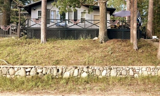 Harrison Cabaña | Little Lake House on the Hill in Harrison, MI