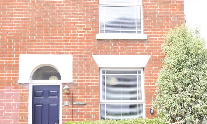 Alverstoke Casa | Little Lane is a charming, recently refurbished 2 bedroom cottage sleeping 4