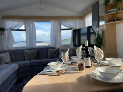 Winestead Casa | Little Owl - Holiday Home - Caravan Break