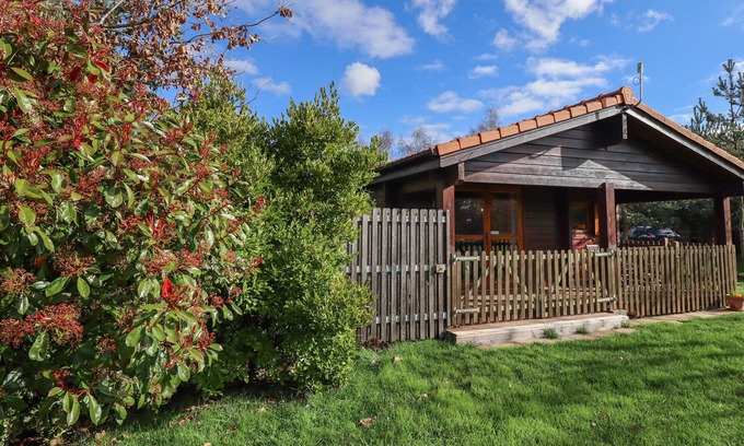 Lincoln Cabina | LITTLE OWL LODGE, pet friendly, with hot tub in Bardney