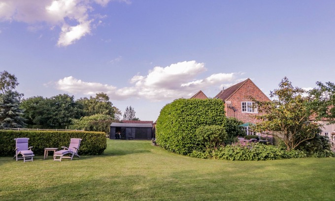 Bilting Cabaña | LITTLE PONTUS, pet friendly, with pool in Challock