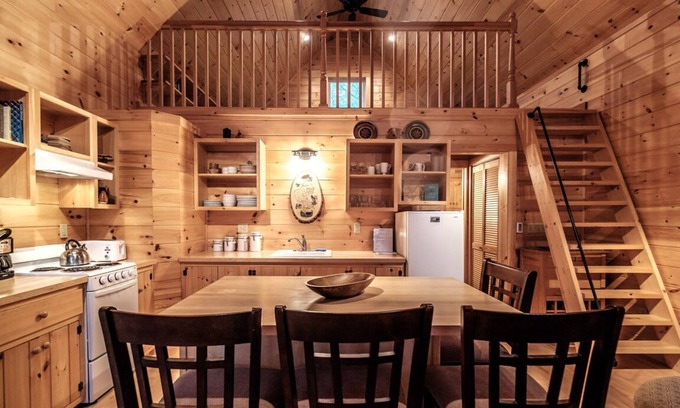 Waterford Casa | Pequeña cabaña roja en el lago