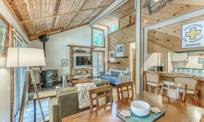 Shaver Lake Condominio | Little Ski Lodge | 1/1 condo-pet friendly!