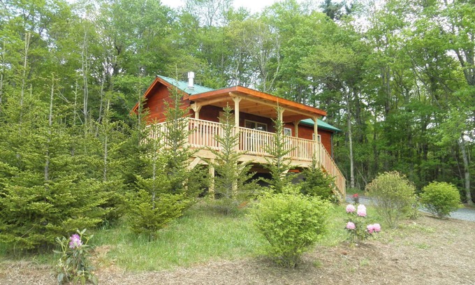 Spruce Pine Cabina | Poco Cabaña Suiza para el romance y Soul Shine!