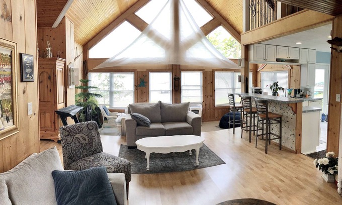 Chippewa Lake Casa | Little White Cottage en Chippewa Lake a pocos pasos de la orilla del agua.