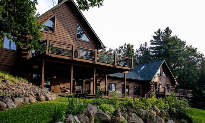 Weyauwega Cabina | Little Wolf Lodge–Spacious 5+ Bedroom Cabin on the Little Wolf River! Sleeps 16