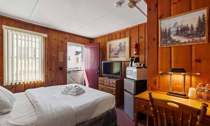 Littleton Hotel | Littleton Getaway – Queen Room Retreat