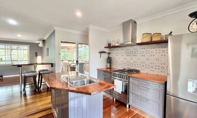 Kuranda Casa | Live in Kuranda Village | Lush garden | Balcony dining