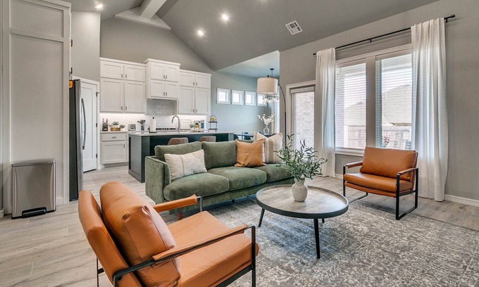 Edmond Casa | Live Like a Local in Luxurious Comfort!