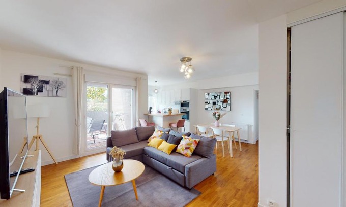Saint-Denis Apartamento | Live Like a Local Stylish 2BR with Balcony & Parking