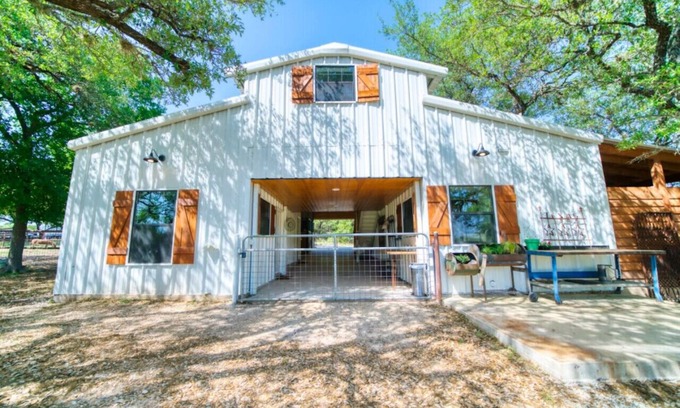 Dripping Springs Casa | Live Oak Lodge, Rustic Barndo w Dog (or Kid) Run!