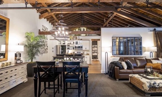 Madison Apartamento | Livery Loft: our other BEST downtown location! Award winning! Come see why.