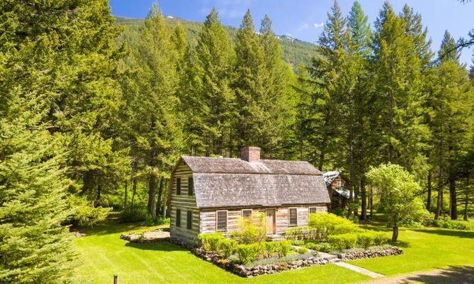 Columbia Falls Casa | Living in the Past Log Home - Mins From Glacier!