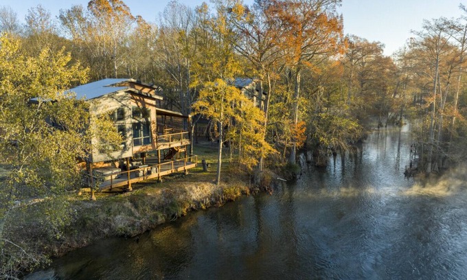 Broken Bow Cabina | Living Waters Retreat Getaway on a River in Broken Bow