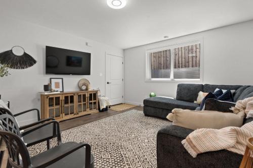Pincher Creek Casa | Livingston Way I Sleep 6 I Netflix I Kitchen I TV