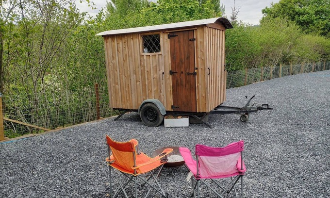 Llandovery Cabina | Llandovery - Cabin - Sleeps 2 - Parking - Garden