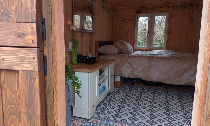 Llandovery Cabina | Tranquil Lodge Retreat in Llandovery