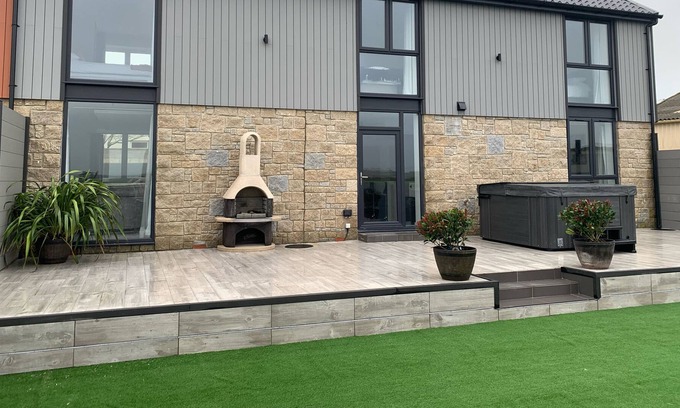 Mullion Cabaña | LLAWNROC, pet friendly, with pool in Mullion