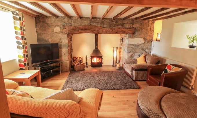 Trefor Cabaña | LLWYN AETHNEN, family friendly, character holiday cottage in Trefor
