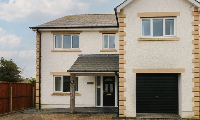 Burry Port Casa | LLYGAD YR HAUL (SUN), pet friendly, with a garden in Burry Port