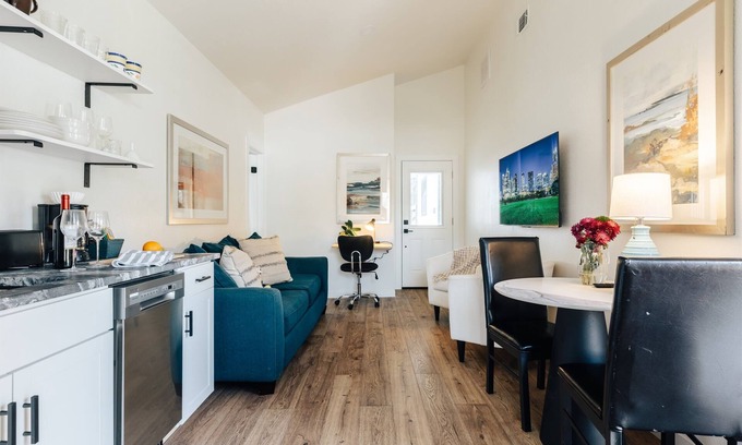 Sweetbriar Cabaña | Local Art Vibes ✔️ Comfy Beds & Rain Shower ❤️ Walk to Downtown & Eats 🏡