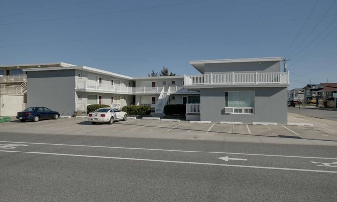 Stone Harbor Condominio | Ubicado en el corazón de Stone Harbor, a solo 3 cuadras de la zona comercial del centro de la calle 96 y a 1-1 / 2 cuadras de la playa.