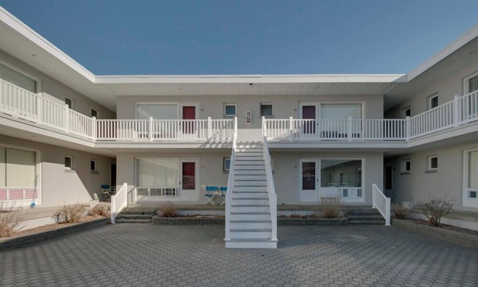 Stone Harbor Condominio | located in the heart of Stone Harbor just 3 blocks from downtown 96th Street shopping area and 1 1/2 blocks to the beach. The courtyard is furnished with outdoor table, chairs and umbrellas.