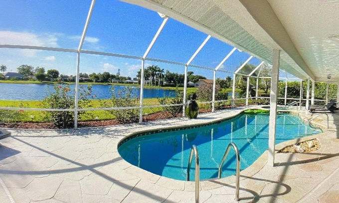 Kings Lake Casa | Located near downtown, restaurants and the beach !
