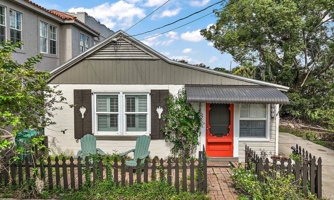 Mount Dora Casa | Location! Location! Location! In the middle of Downtown Mt Dora!