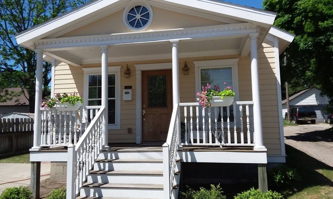 Ludington Casa | ¡Ubicación, ubicación, ubicación! ¡Quédate en esta feliz casa y camina hacia la playa!