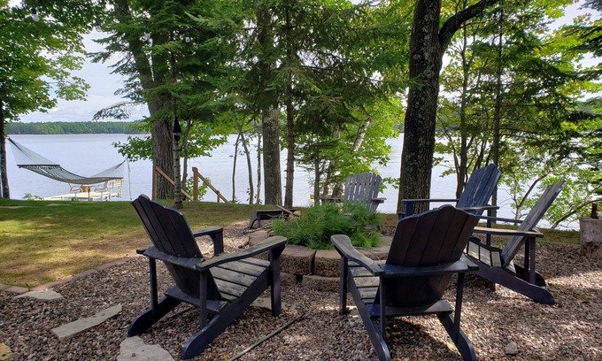 Minocqua Cabaña | Ubicación, ubicación, ubicación - Lake Kawaga Cozy Cottage