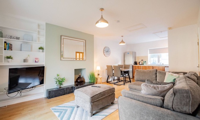 Galway Apartamento | Location! Minutes to the Latin Quarter, Spanish Arch, and Shop Street