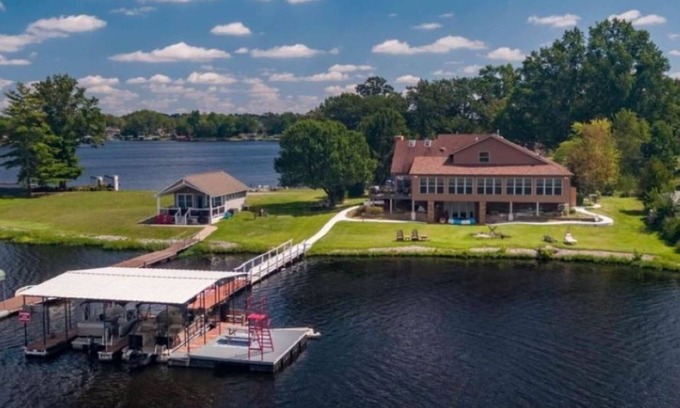 Marion Casa | Location & views! Cozy with room for 10. Outdoor firepit & 2 covered boat slips.