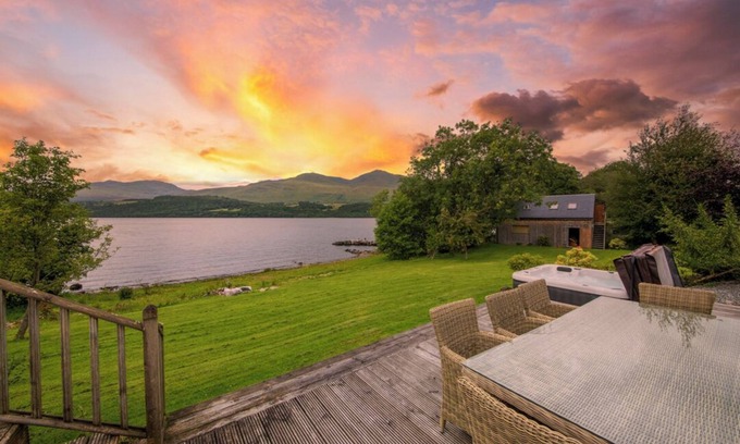 Ardeonaig Cabina | Loch casa rural con fachada en las Tierras Altas de Escocia con bañera de hidromasaje