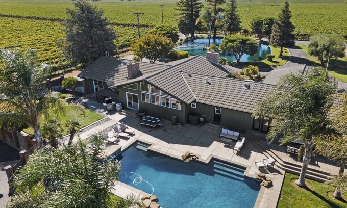 Lodi Casa | Lockewood Vineyards - Near Wineries, Wedding Venues & Minutes from Downtown Lodi