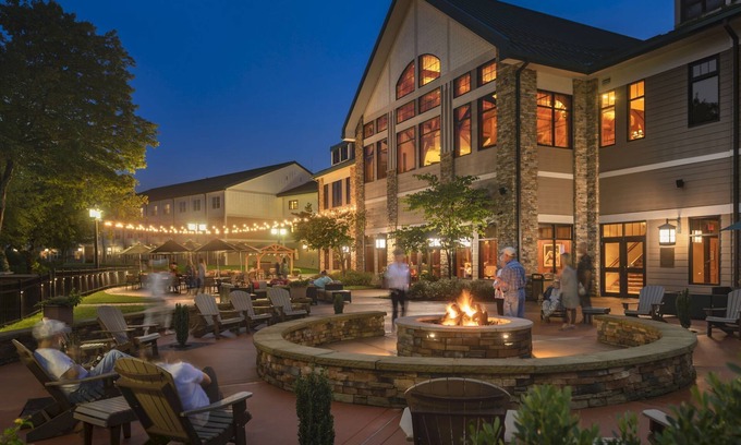 Roanoke Cabina | Lodge ADA Room + Tub | Park View | Resort Access