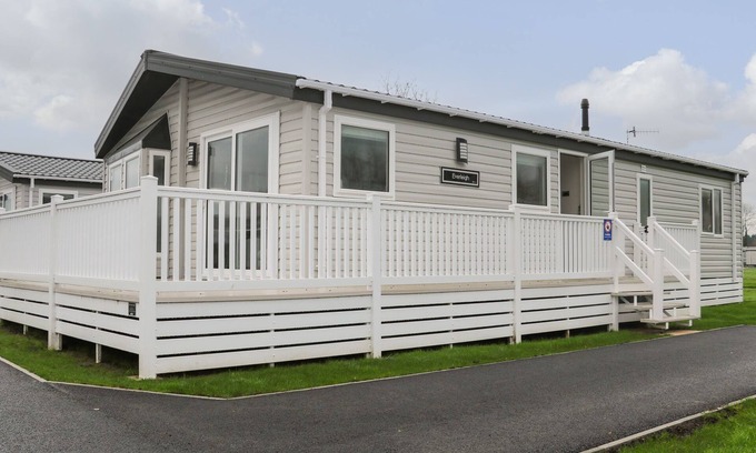 Chichester Cabaña | LODGE AT CHICHESTER LAKESIDE (2 BED), family friendly in Runcton