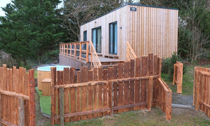 Vic-le-Comte Apartamento | Brennus-Lodge-Baño privado con bañera-Vista al campo