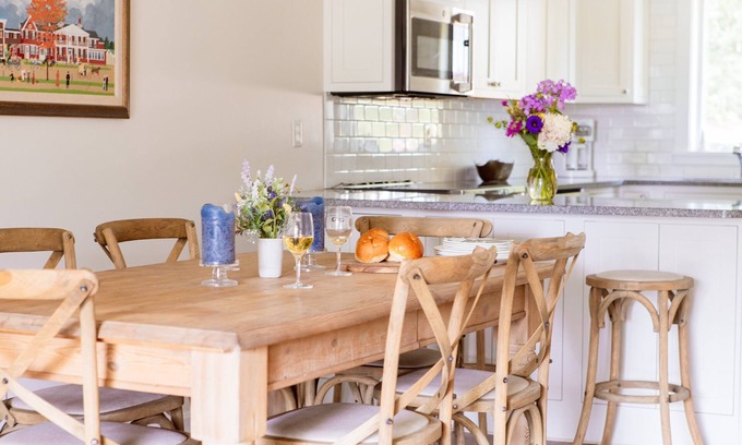 Stowe Area Condominio | Condominio renovado con piscina y aire acondicionado en la montaña!