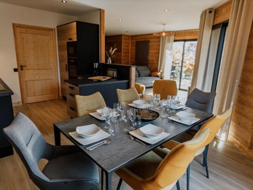 Le Chambon-sur-Lignon Casa | Lodge PMR avec jacuzzi privatif, accès spa et activités au bord du golf! - FR-1-582-372