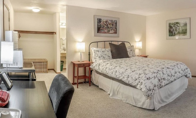 Ashland Hotel | Lodge Room 4 with Jacuzzi Tub at Green Springs Inn