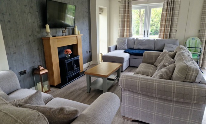Llanfair Caereinion Cabina | Lodge - Sleeps 6, hot tub & pet friendly