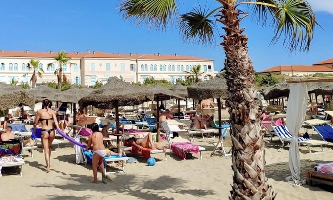 Calambrone Apartamento | LODGE4 | Beach front with pool in historic building | Romantic + family friendly