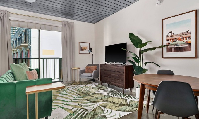 Midtown Apartamento | Lodgeur | Artsy & airy studio loft | Midtown