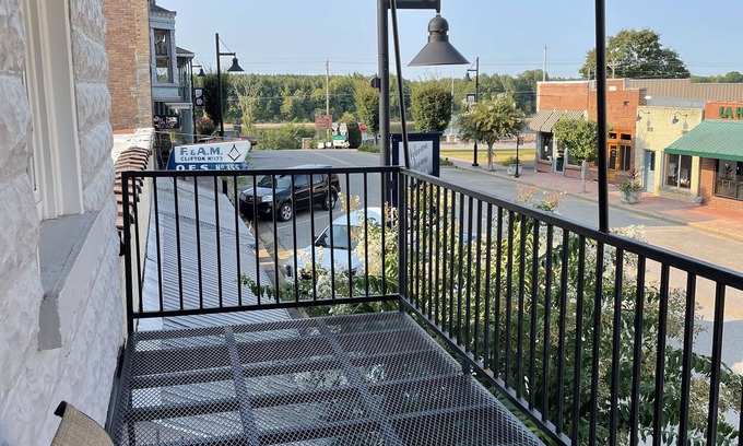 Clifton Apartamento | Loft apartment with view of Main Street & TN River at Clifton!